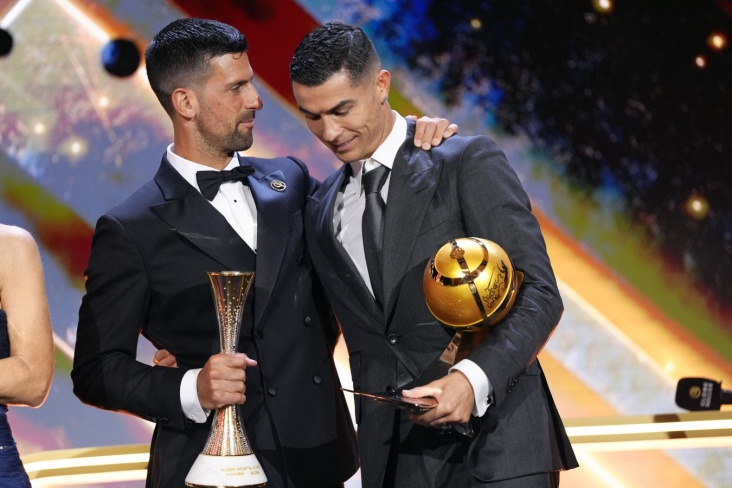 Ronaldo uručio Đokoviću nagradu za najboljeg sportistu na dodeli nagrada Globe Soccer Awards